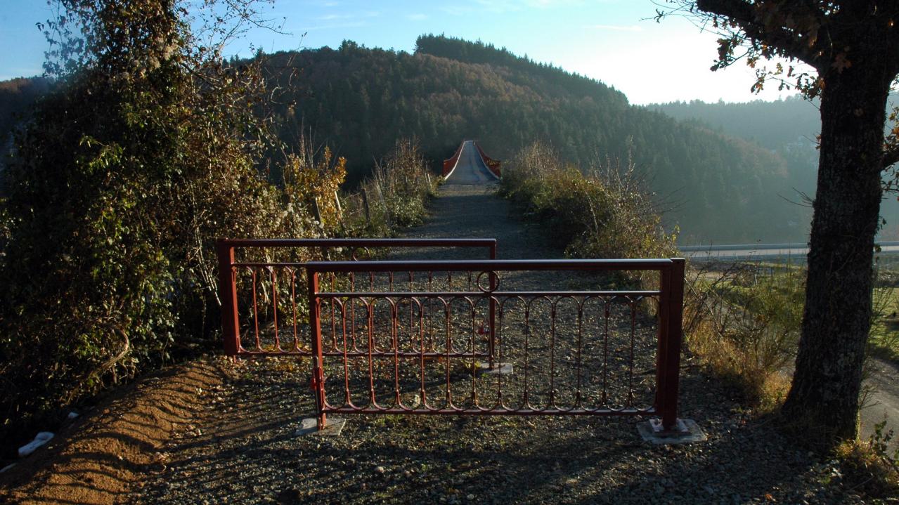 le pont est axessible aux piétons et 2 roues