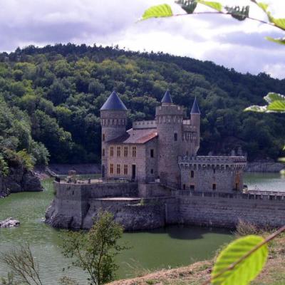 Chambres d'Hôtes La Hulotte à Villechenève Rhône :                                                           Le Château de La Roche