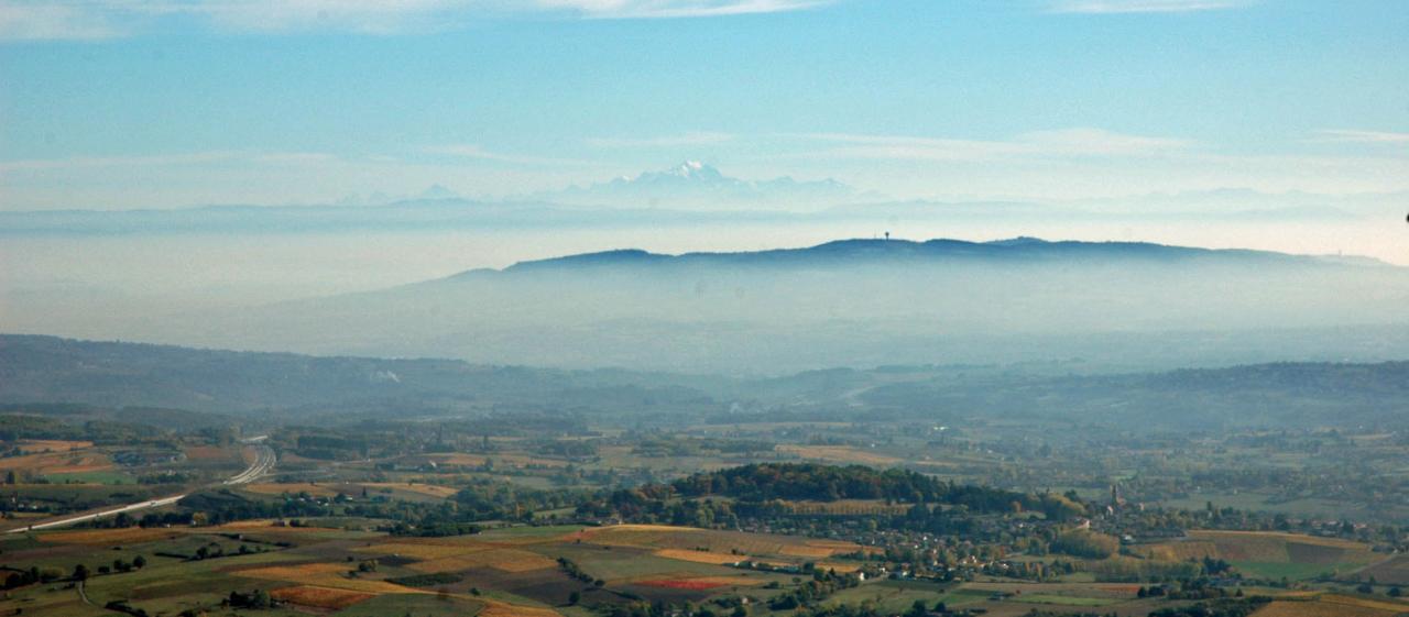 En paramoteur: 1ier plan Mont Verdun, 2 ème plan Mont Blanc