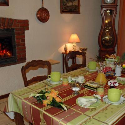 Petit déjeuner au coin du feu de cheminéel